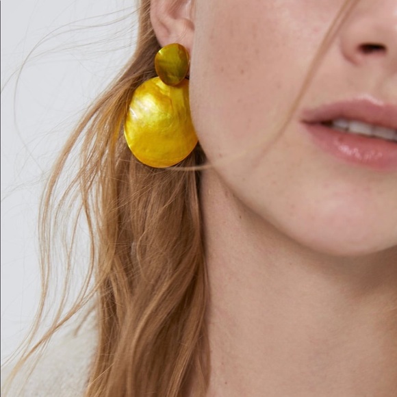 Zara, Yellow/Gold enamelled shell earrings. - Picture 3 of 3